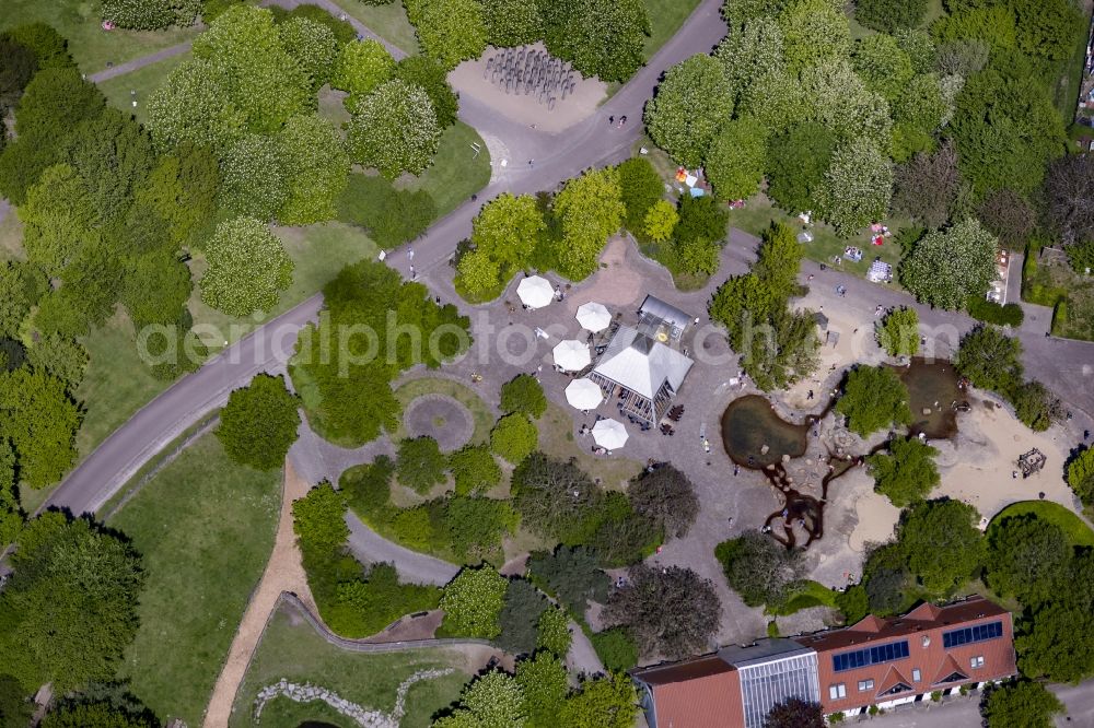 Aerial photograph Berlin - Sculpture, playground and food stall in the Britzer Garten park in the Britz part of the district of Neukoelln in Berlin