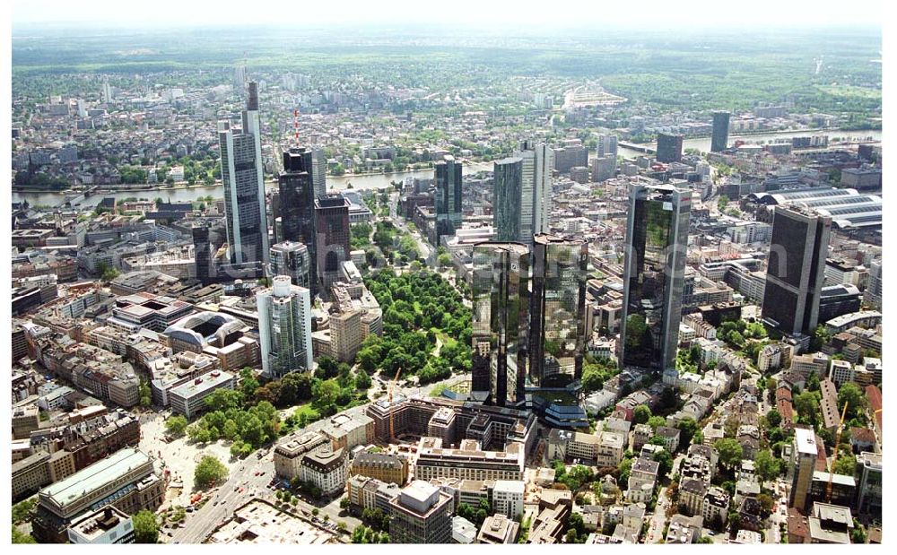 Frankfurt am Main from the bird's eye view: Blick auf das Bankenviertel im Stadtzentrum von Frankfurt nördlich des Mainz.