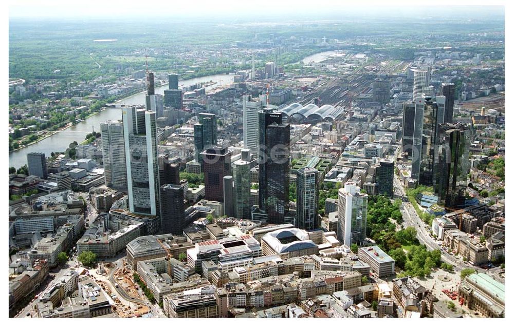 Frankfurt am Main from above - Blick auf das Bankenviertel im Stadtzentrum von Frankfurt nördlich des Mainz.