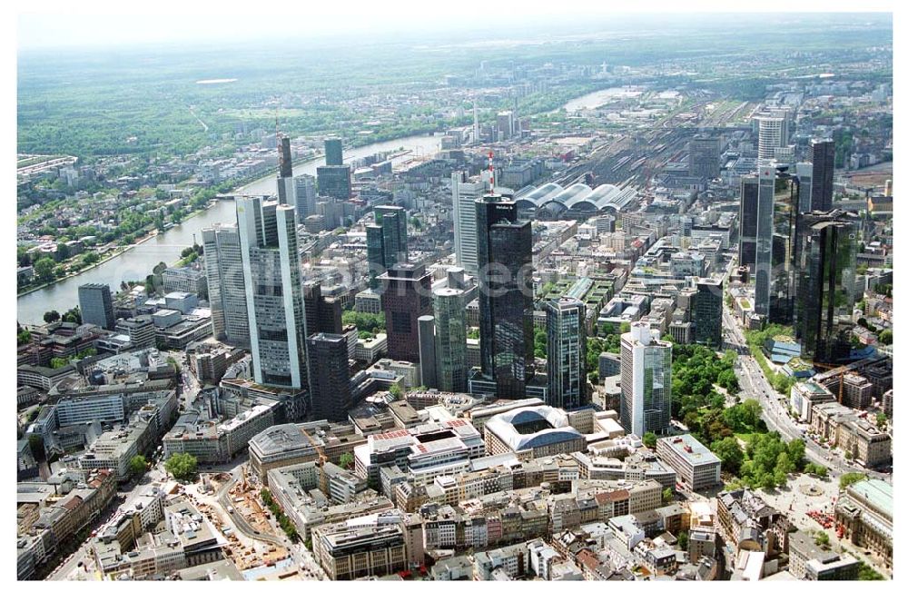 Frankfurt am Main from the bird's eye view: Blick auf das Bankenviertel im Stadtzentrum von Frankfurt nördlich des Mainz.