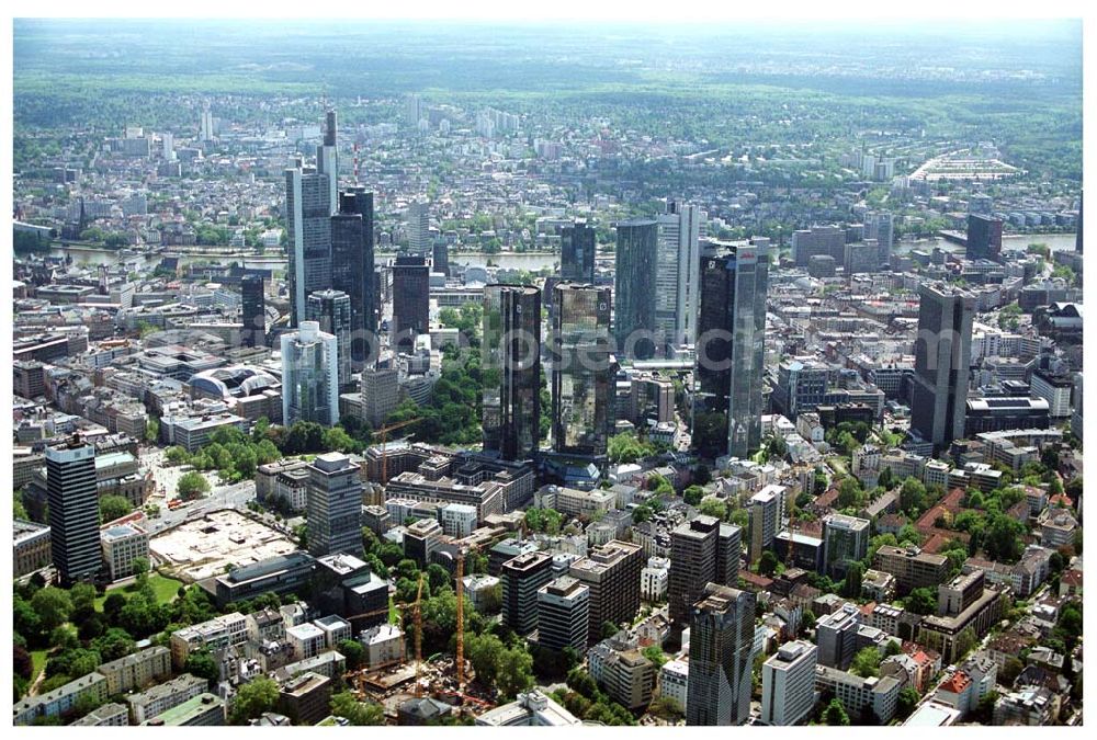 Aerial image Frankfurt am Main - Blick auf das Bankenviertel im Stadtzentrum von Frankfurt nördlich des Mainz.