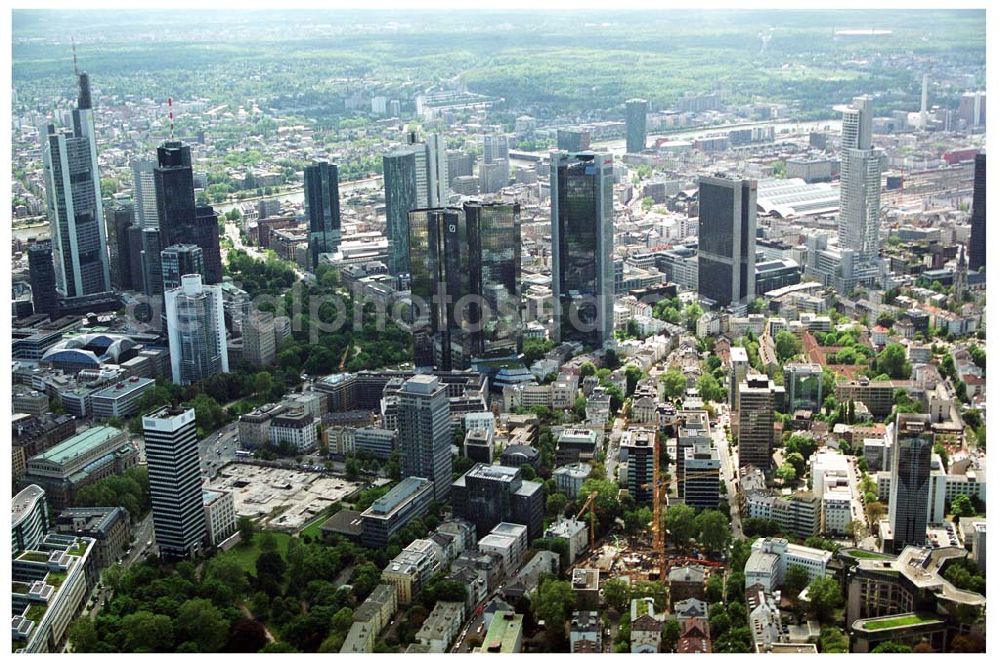 Aerial photograph Frankfurt/ Main - Blick auf die Skyline des Bankenviertels von Frankfurt/Main. Im Mittelpunkt die Twintowers der Deutschen Bank sowie die Gebäude der HELABA (Hessische Landesbank)