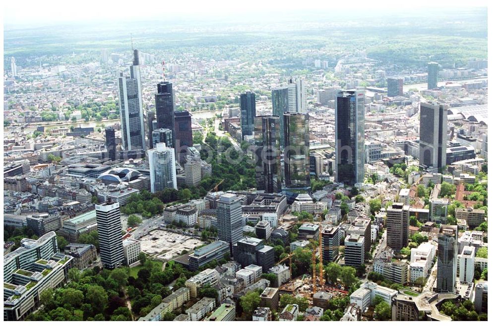 Frankfurt/ Main from above - Blick auf die Skyline des Bankenviertels von Frankfurt/Main. Im Mittelpunkt die Twintowers der Deutschen Bank sowie die Gebäude der HELABA (Hessische Landesbank)