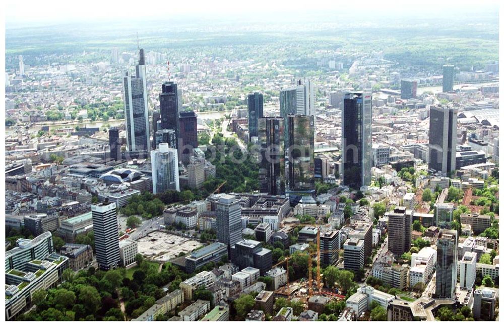 Frankfurt/ Main from the bird's eye view: Blick auf die Skyline des Bankenviertels von Frankfurt/Main. Im Mittelpunkt die Twintowers der Deutschen Bank sowie die Gebäude der HELABA (Hessische Landesbank)