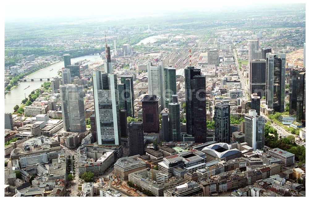 Frankfurt/ Main from the bird's eye view: Blick auf die Skyline des Bankenviertels von Frankfurt/Main. Im Mittelpunkt die Twintowers der Deutschen Bank sowie die Gebäude der HELABA (Hessische Landesbank)