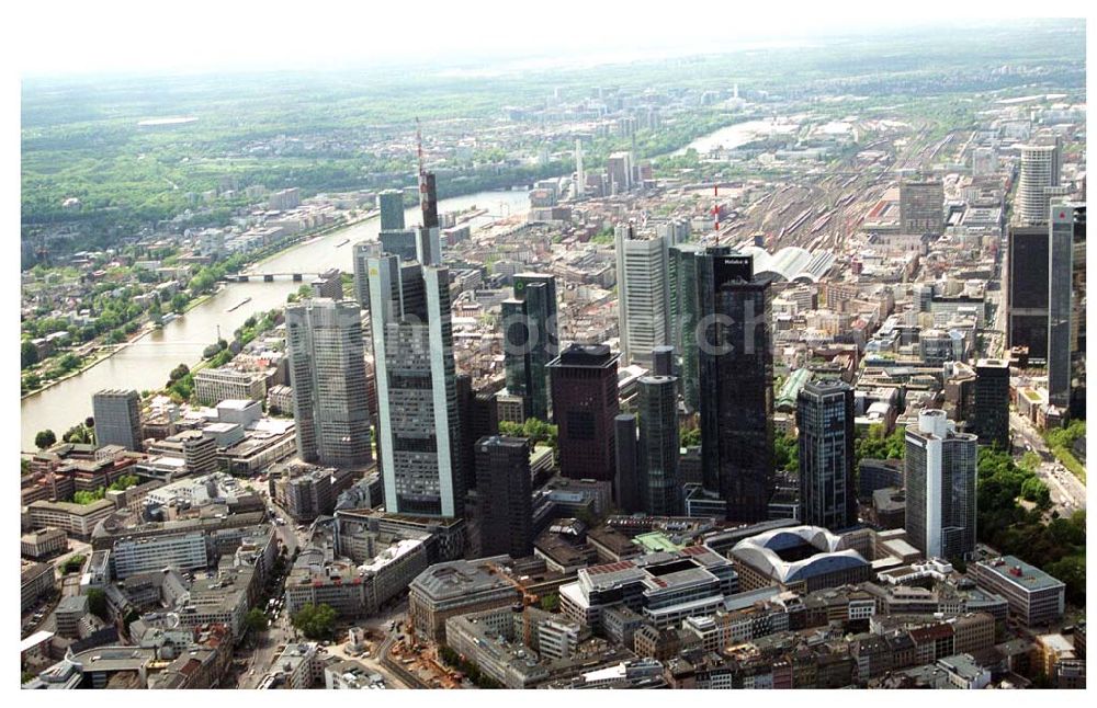 Aerial image Frankfurt/ Main - Blick auf die Skyline des Bankenviertels von Frankfurt/Main. Im Mittelpunkt die Twintowers der Deutschen Bank sowie die Gebäude der HELABA (Hessische Landesbank)