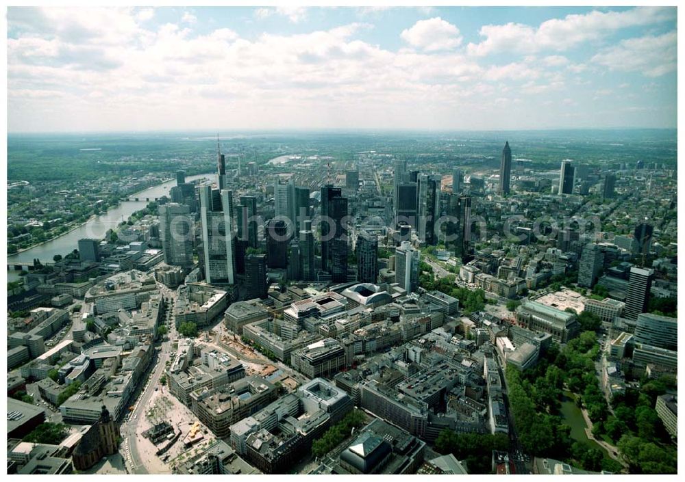 Frankfurt - Main / Hessen from the bird's eye view: Blick auf die Skyline des Bankenviertels von Frankfurt/Main. Im Mittelpunkt die Twintowers der Deutschen Bank sowie die Gebäude der HELABA (Hessische Landesbank)