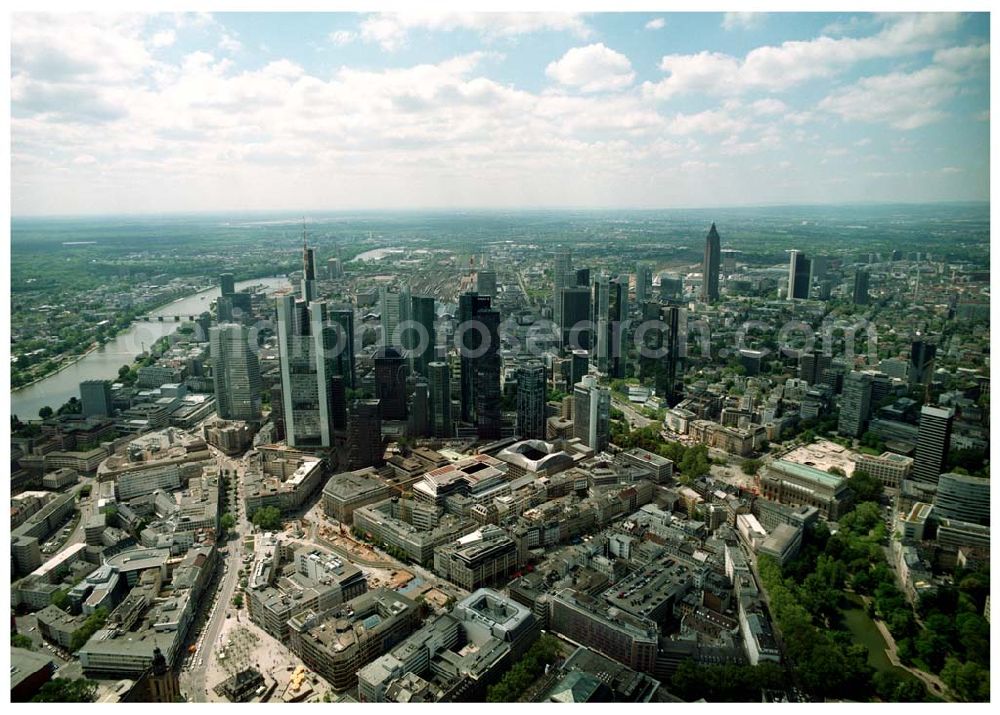 Frankfurt - Main / Hessen from the bird's eye view: Blick auf die Skyline des Bankenviertels von Frankfurt/Main. Im Mittelpunkt die Twintowers der Deutschen Bank sowie die Gebäude der HELABA (Hessische Landesbank)