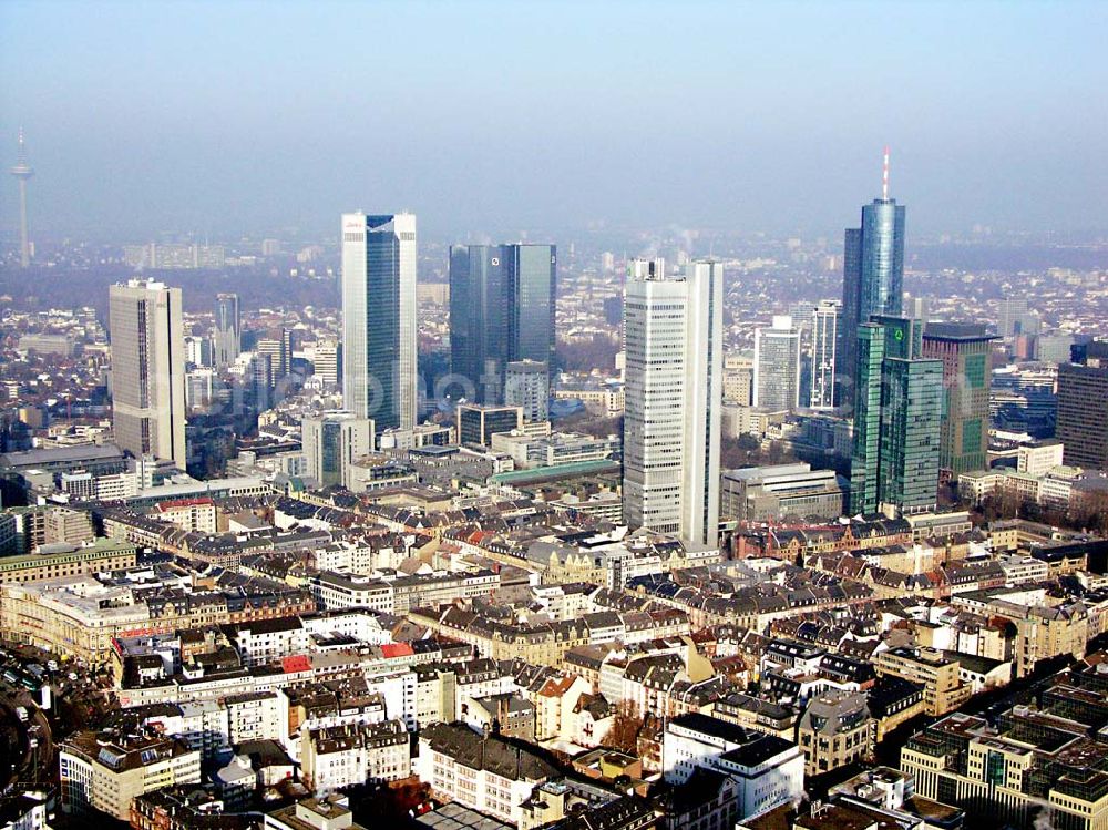 Frankfurt Main / Hessen from the bird's eye view: Blick auf die Skyline des Bankenviertels von Frankfurt/Main. Im Mittelpunkt die Twintowers der Deutschen Bank sowie die Gebäude der HELABA (Hessische Landesbank)