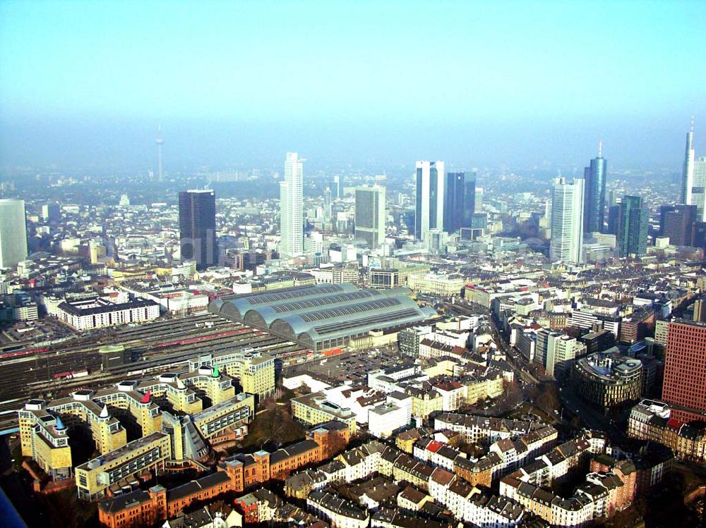 Frankfurt Main / Hessen from the bird's eye view: Blick auf die Skyline des Bankenviertels von Frankfurt/Main. Im Mittelpunkt die Twintowers der Deutschen Bank sowie die Gebäude der HELABA (Hessische Landesbank)