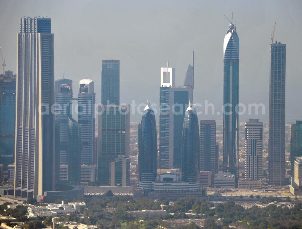 Dubai from above - Blick auf das Dubai International Financial Centre (DIFC) mit den Twin Towers der Immobilienfirma Damac im Zentrum. Das DIFC bildet eine finanzielle Drehscheibe für den Mittleren Osten und Nordafrika. View of the Dubai International Financial Centre (DIFC) with the Twin Towers of the estate company Damac. The DIFC is a financial hub for the Middle East and North-Africa.