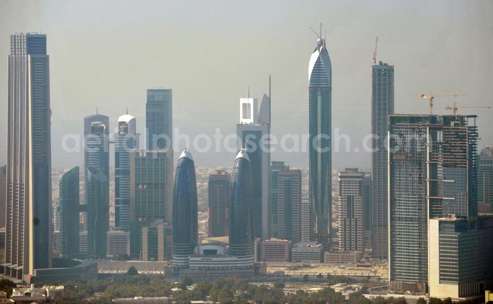 Dubai from the bird's eye view: Blick auf das Dubai International Financial Centre (DIFC) mit den Twin Towers der Immobilienfirma Damac im Zentrum. Das DIFC bildet eine finanzielle Drehscheibe für den Mittleren Osten und Nordafrika. View of the Dubai International Financial Centre (DIFC) with the Twin Towers of the estate company Damac. The DIFC is a financial hub for the Middle East and North-Africa.