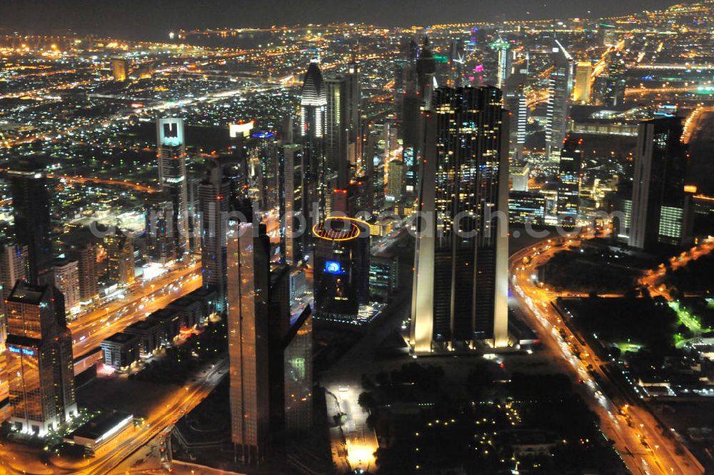 DUBAI / DUBAYY from above - Nachtluftbild der neuen Skyline des Dubai an der Sheikh Zayed Road. Die frühere Trade Center Road ist die größte und bekannteste Straße Dubais, der Finanz- und Wirtschaftsmetropole des Mittleren Ostens. Night Aerial view of the new skyline of Dubai on Sheikh Zayed Road. The former Trade Center Road is the largest and most famous street of Dubai, the financial and economic hub of the Middle East.