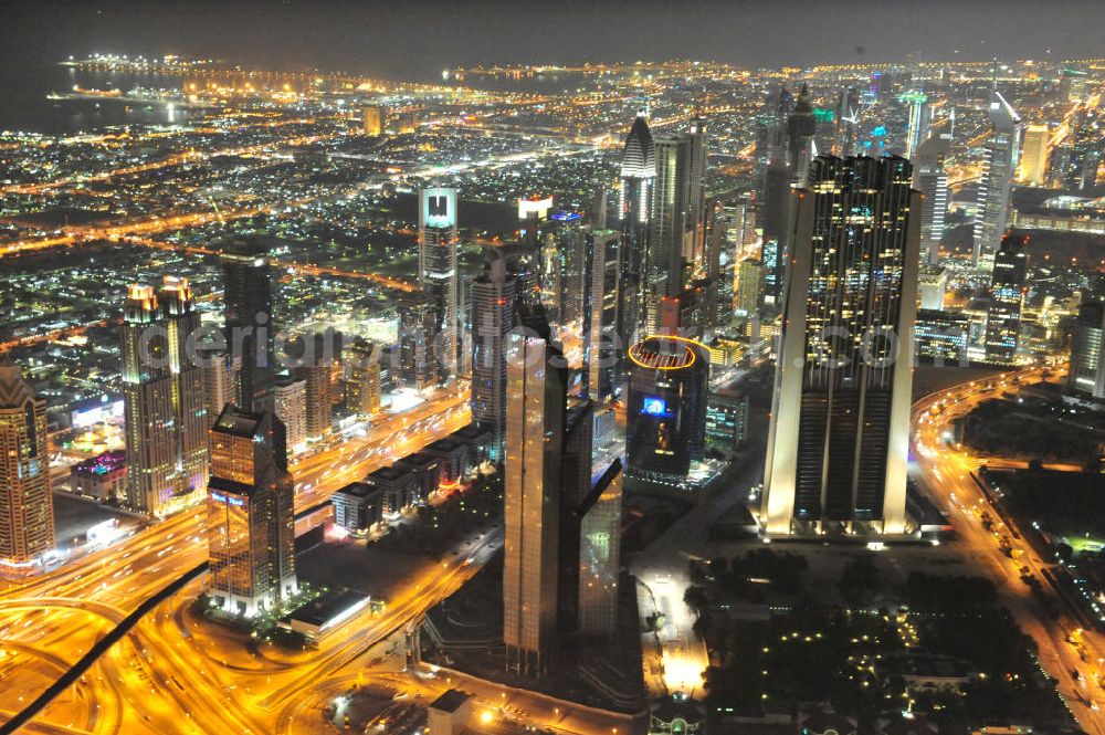 DUBAI / DUBAYY from the bird's eye view: Nachtluftbild der neuen Skyline des Dubai an der Sheikh Zayed Road. Die frühere Trade Center Road ist die größte und bekannteste Straße Dubais, der Finanz- und Wirtschaftsmetropole des Mittleren Ostens. Night Aerial view of the new skyline of Dubai on Sheikh Zayed Road. The former Trade Center Road is the largest and most famous street of Dubai, the financial and economic hub of the Middle East.