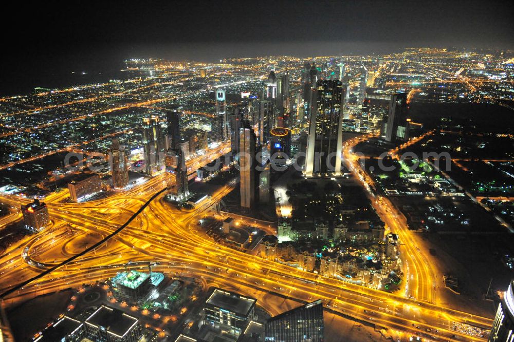 DUBAI / DUBAYY from above - Nachtluftbild der neuen Skyline des Dubai an der Sheikh Zayed Road. Die frühere Trade Center Road ist die größte und bekannteste Straße Dubais, der Finanz- und Wirtschaftsmetropole des Mittleren Ostens. Night Aerial view of the new skyline of Dubai on Sheikh Zayed Road. The former Trade Center Road is the largest and most famous street of Dubai, the financial and economic hub of the Middle East.