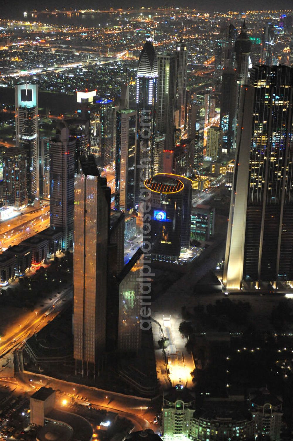 DUBAI / DUBAYY from the bird's eye view: Nachtluftbild der neuen Skyline des Dubai an der Sheikh Zayed Road. Die frühere Trade Center Road ist die größte und bekannteste Straße Dubais, der Finanz- und Wirtschaftsmetropole des Mittleren Ostens. Night Aerial view of the new skyline of Dubai on Sheikh Zayed Road. The former Trade Center Road is the largest and most famous street of Dubai, the financial and economic hub of the Middle East.