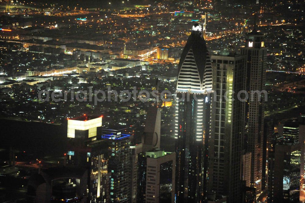 DUBAI / DUBAYY from above - Nachtluftbild der neuen Skyline des Dubai an der Sheikh Zayed Road. Die frühere Trade Center Road ist die größte und bekannteste Straße Dubais, der Finanz- und Wirtschaftsmetropole des Mittleren Ostens. Night Aerial view of the new skyline of Dubai on Sheikh Zayed Road. The former Trade Center Road is the largest and most famous street of Dubai, the financial and economic hub of the Middle East.