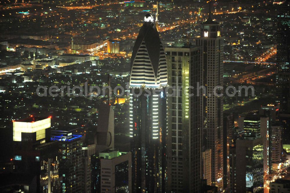 DUBAI / DUBAYY from the bird's eye view: Nachtluftbild der neuen Skyline des Dubai an der Sheikh Zayed Road. Die frühere Trade Center Road ist die größte und bekannteste Straße Dubais, der Finanz- und Wirtschaftsmetropole des Mittleren Ostens. Night Aerial view of the new skyline of Dubai on Sheikh Zayed Road. The former Trade Center Road is the largest and most famous street of Dubai, the financial and economic hub of the Middle East.