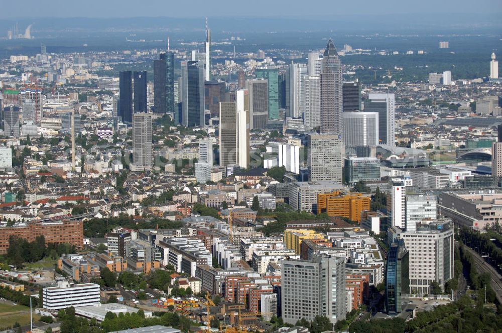 Aerial photograph Frankfurt am Main - Blick über den Wohnpark und Gewerbepark Athlon Place (HVB Immobilien AG) an der Theodor-Heuss-Allee / City West auf die Skyline.