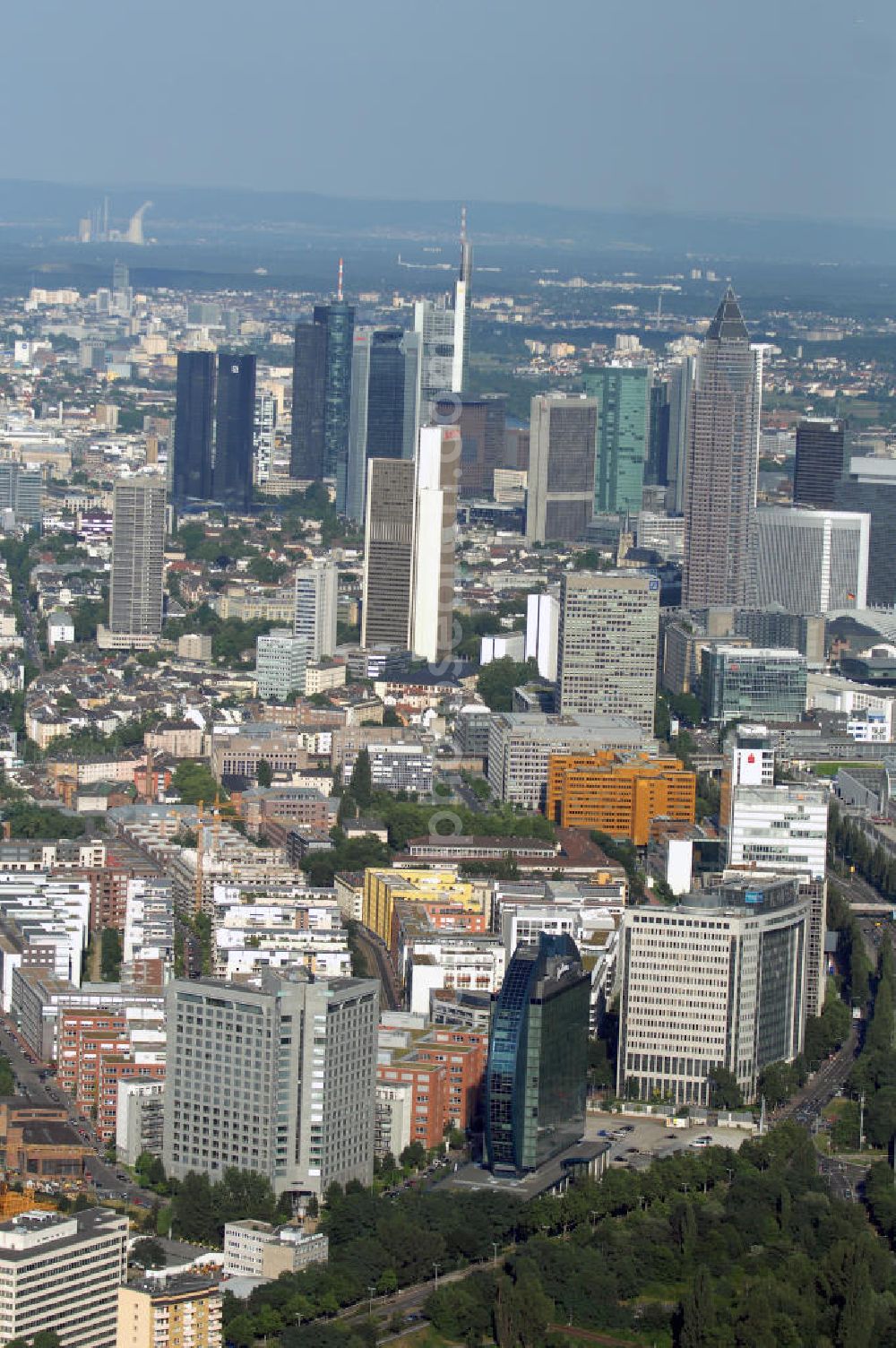 Frankfurt am Main from above - Blick über den Wohnpark und Gewerbepark Athlon Place (HVB Immobilien AG) an der Theodor-Heuss-Allee / City West auf die Skyline.