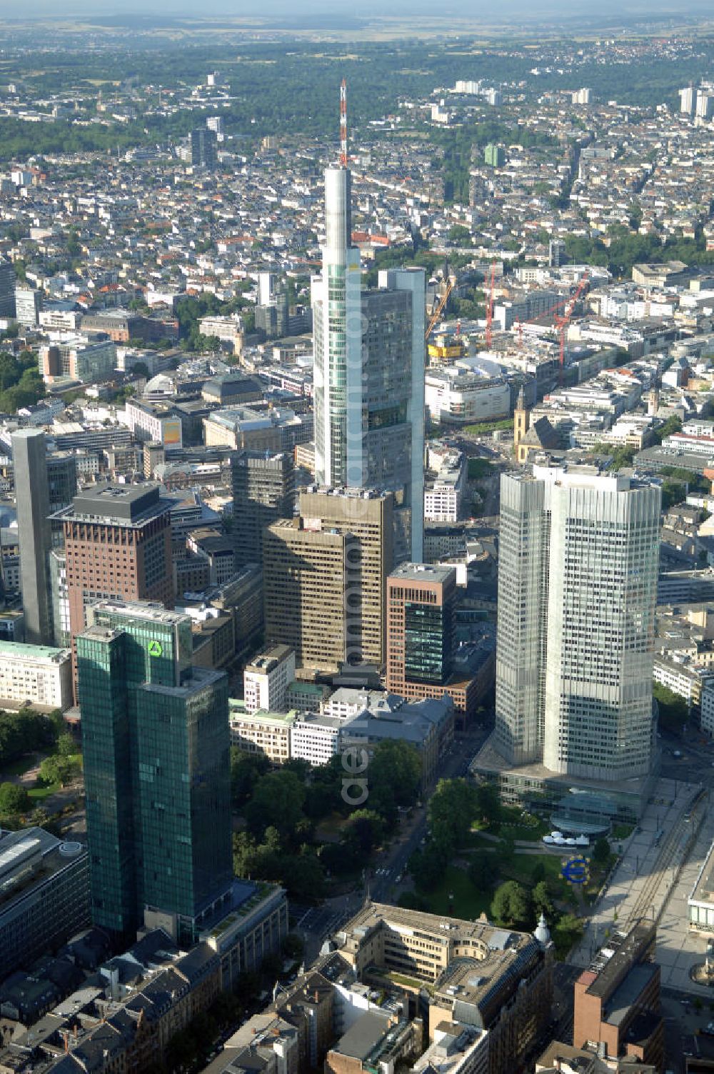 Frankfurt am Main from the bird's eye view: Skyline Bankenviertel Frankfurt (v. l.), Gallileo Hochhaus Dresdner Bank, Commerzbank-Tower sowie der Eurotower mit Sitz der Europäische Zentralbank (EZB).