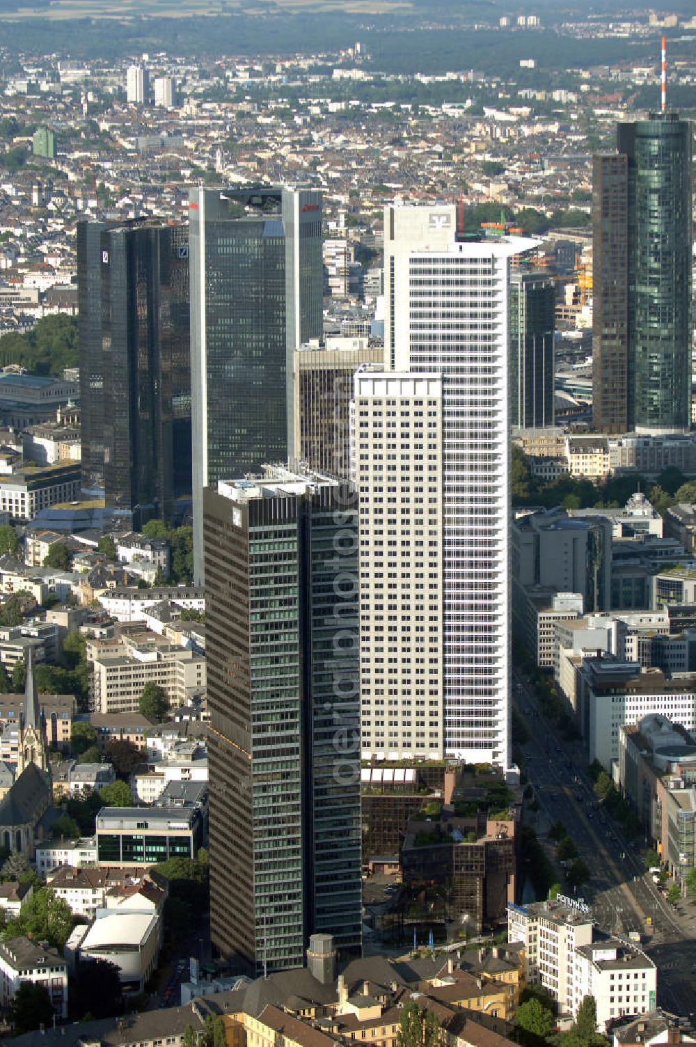 Frankfurt am Main from above - Skyline Bankenviertel Frankfurt (v. l.), Soll und Haben Zwillingstürme der Deutschen Bank, Trianon Hauptsitz DekaBank Girozentrale Deutschland, Westendtower (auch bekannt als Kronenhochhaus oder Westendstraße 1) Hauptsitz DZ Bank AG Deutsche Zentral Genossenschaftsbank und der Maintower mit Sitz der Landesbank Hessen Thüringen.