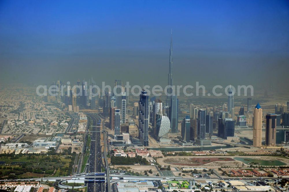 DUBAI / DUBAYY from above - Blick auf die Skyline der Hochhäuser an der Business Bay Creek Extension überrragt vom Wolkenkratzer Burj Khalifa, dem derzeit höchstem Gebäude der Welt. Namen wie Emirates Park Towers, Escape Tower; The Court und Citadel spiegeln den architektinischen Anspruch der aufsteigenden Finanz- und Wirtschaftsmetropole im Nahen Osten wieder. Skyline of high rises in the Business Bay Creek extension with the Burj Khalifa.