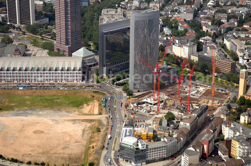 Aerial photograph Frankfurt am Main - Blick auf das Gelände des Skyline Plaza und die Baustelle des Tower 185 in der Frankfurter Innenstadt in Hessen. Das Skyline Plaza ist ein geplanter Gebäudekomplex auf dem Gelände des ehemaligen Frankfurter Hauptgüterbahnhofs im Europaviertel von Frankfurt am Main. Es soll aus einem Einkaufszentrum, einem Kongresszentrum sowie zwei Hochhäusern mit Büro- und Hotelnutzung bestehen. Nach der Unterzeichnung des städtebaulichen Vertrags im Oktober 2008 konnte der Eigentümer Vivico mit den Planungsarbeiten beginnen. Kontakt: Vivico Real Estate, Herr Christoph Jakoby, Hedderichstraße 55-57, 60594 Frankfurt / Main, Tel. +49 (0) 697 680 682 0,