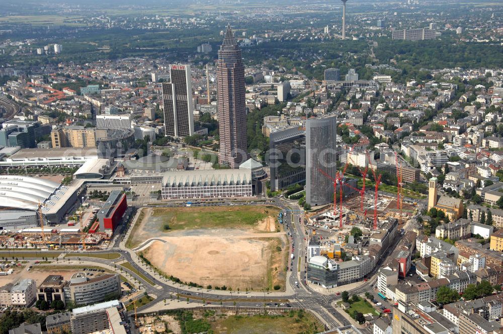 Aerial image Frankfurt am Main - Blick auf das Gelände des Skyline Plaza in der Frankfurter Innenstadt in Hessen. Das Skyline Plaza ist ein geplanter Gebäudekomplex auf dem Gelände des ehemaligen Frankfurter Hauptgüterbahnhofs im Europaviertel von Frankfurt am Main. Es liegt direkt neben dem Messegelände mit dem Messeturm, der Baustelle des Tower 185 und den Kastor und Pollux-Gebäuden. Das zukünftige Skyline Plaza soll aus einem Einkaufszentrum, einem Kongresszentrum sowie zwei Hochhäusern mit Büro- und Hotelnutzung bestehen. Nach der Unterzeichnung des städtebaulichen Vertrags im Oktober 2008 konnte der Eigentümer Vivico mit den Planungsarbeiten beginnen. Kontakt: Vivico Real Estate, Herr Christoph Jakoby, Hedderichstraße 55-57, 60594 Frankfurt / Main, Tel. +49 (0) 697 680 682 0,