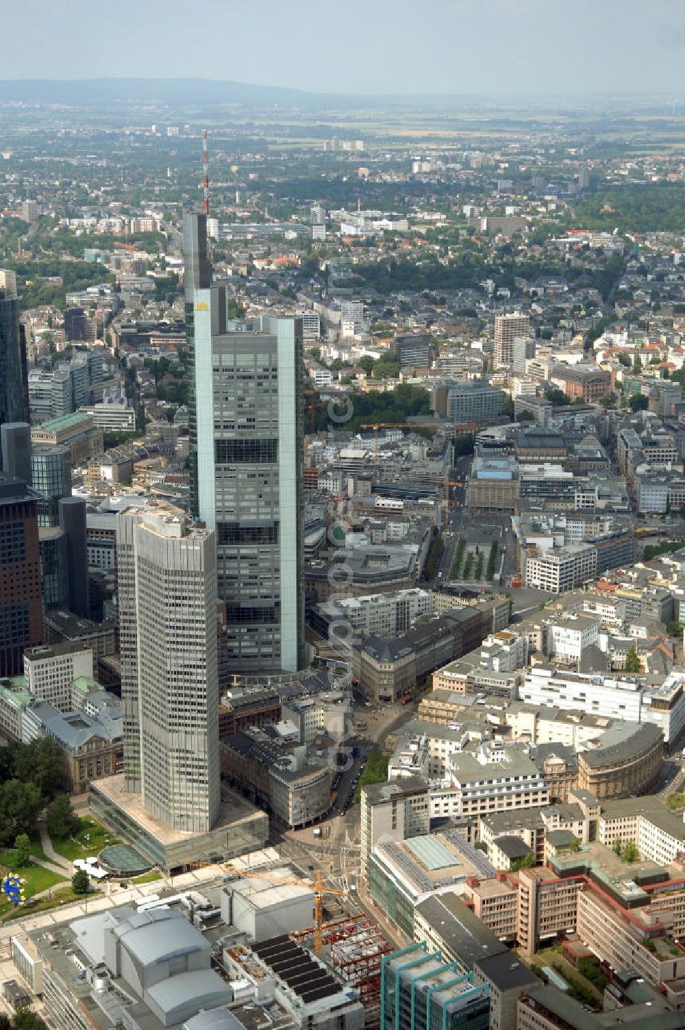 Aerial photograph Frankfurt am Main - Blick auf die Skyline am Stadtzentrum mit dem Frankfurter Bankenviertel und den weithin sichtbaren Bürohochhäusern der Stadt.