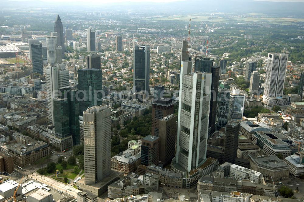 Frankfurt am Main from above - Blick auf die Skyline am Stadtzentrum mit dem Frankfurter Bankenviertel und den weithin sichtbaren Bürohochhäusern der Stadt.