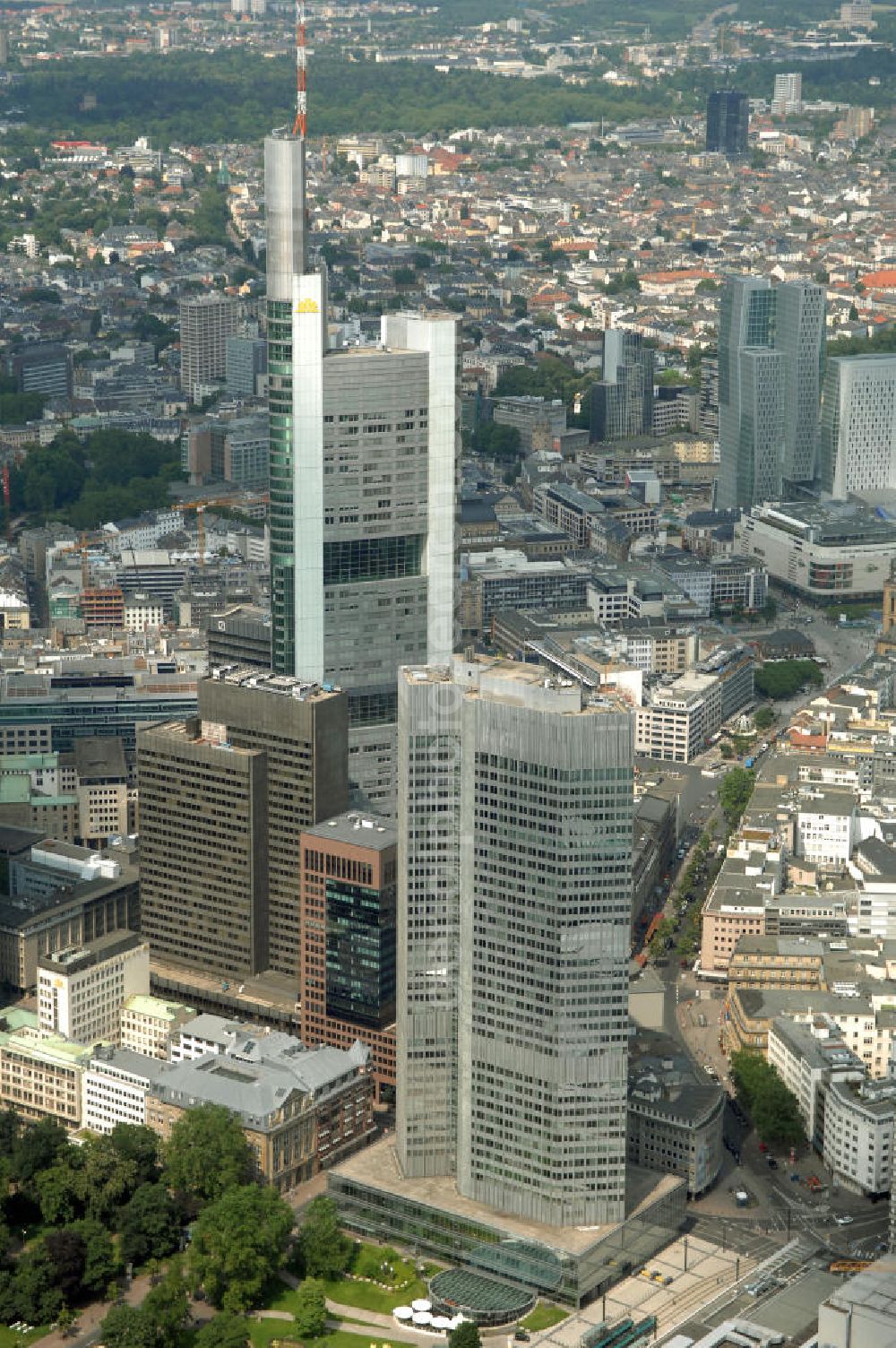 Frankfurt am Main from the bird's eye view: Blick auf die Skyline am Stadtzentrum mit dem Frankfurter Bankenviertel und den weithin sichtbaren Bürohochhäusern der Stadt.