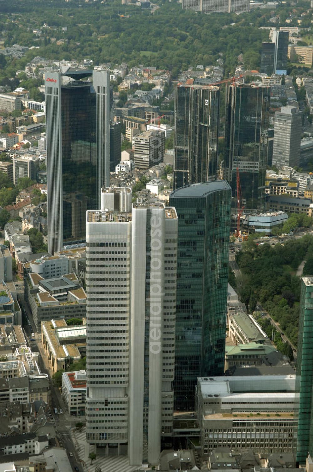 Aerial image Frankfurt am Main - Blick auf die Skyline am Stadtzentrum mit dem Frankfurter Bankenviertel und den weithin sichtbaren Bürohochhäusern der Stadt.