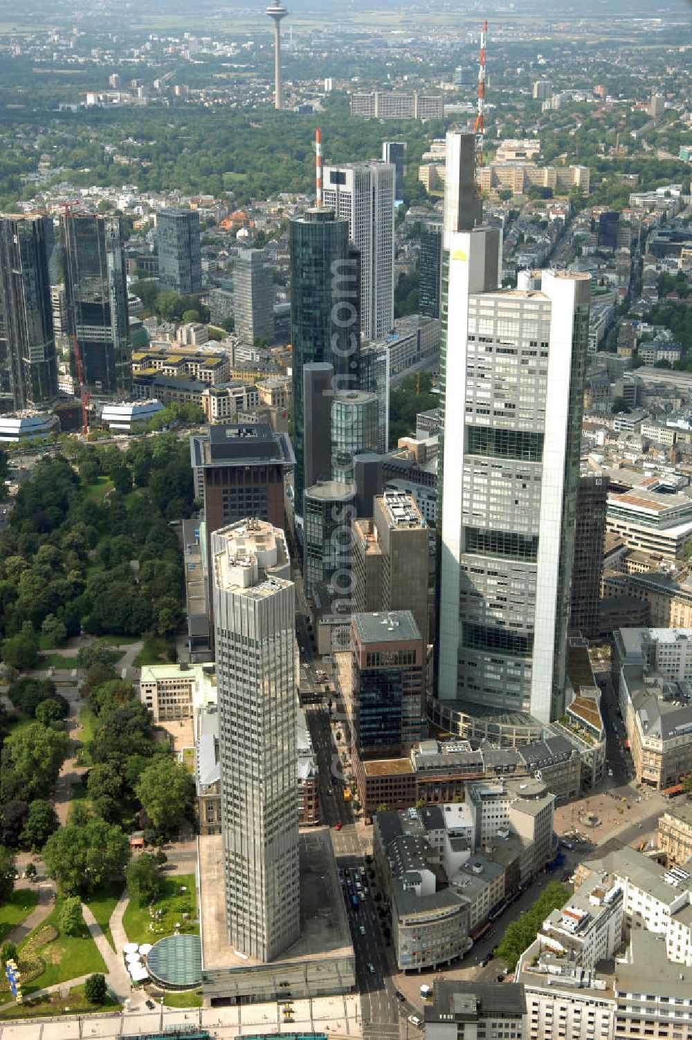 Aerial photograph Frankfurt am Main - Blick auf die Skyline am Stadtzentrum mit dem Frankfurter Bankenviertel und den weithin sichtbaren Bürohochhäusern der Stadt.