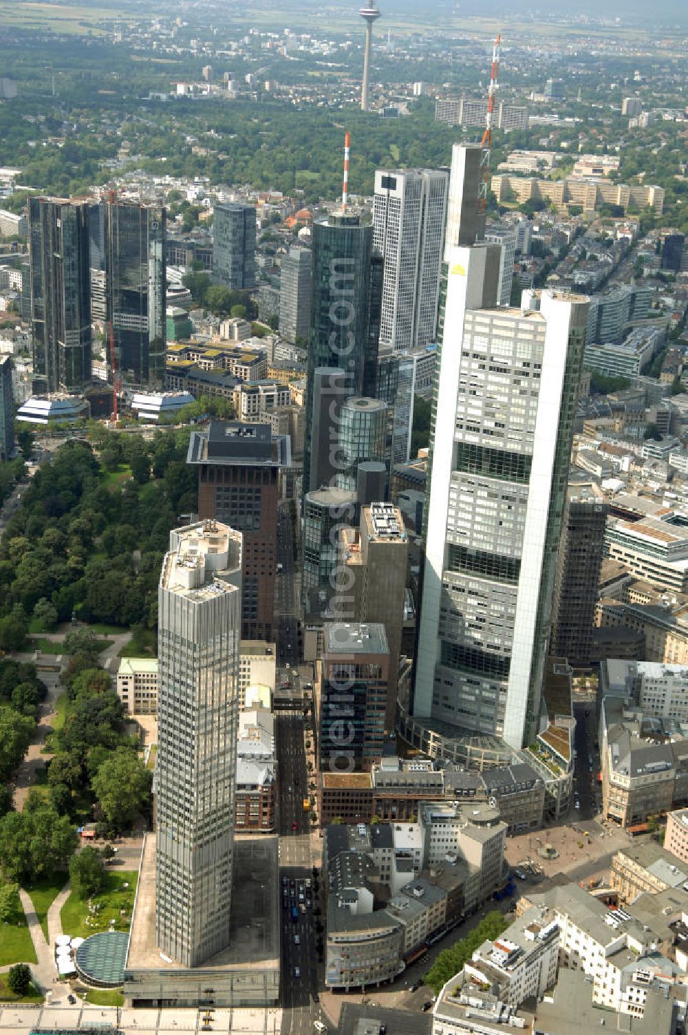 Frankfurt am Main from above - Blick auf die Skyline am Stadtzentrum mit dem Frankfurter Bankenviertel und den weithin sichtbaren Bürohochhäusern der Stadt.