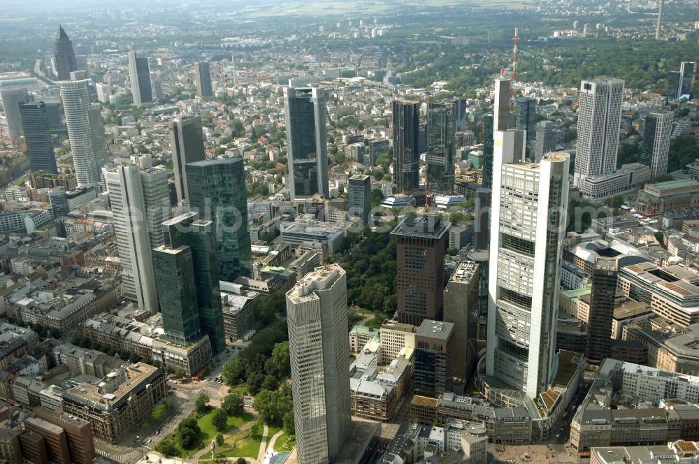 Frankfurt am Main from the bird's eye view: Blick auf die Skyline am Stadtzentrum mit dem Frankfurter Bankenviertel und den weithin sichtbaren Bürohochhäusern der Stadt.