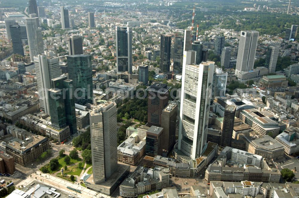 Aerial image Frankfurt am Main - Blick auf die Skyline am Stadtzentrum mit dem Frankfurter Bankenviertel und den weithin sichtbaren Bürohochhäusern der Stadt.