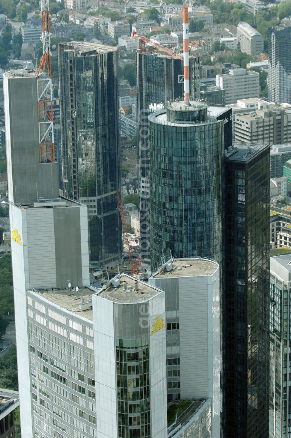 Aerial photograph Frankfurt am Main - Blick auf die Skyline am Stadtzentrum mit dem Frankfurter Bankenviertel und den weithin sichtbaren Bürohochhäusern der Stadt.