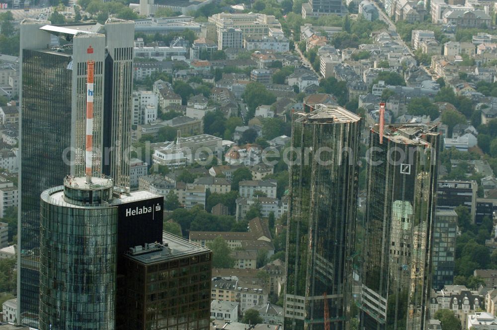 Frankfurt am Main from above - Blick auf die Skyline am Stadtzentrum mit dem Frankfurter Bankenviertel und den weithin sichtbaren Bürohochhäusern der Stadt.