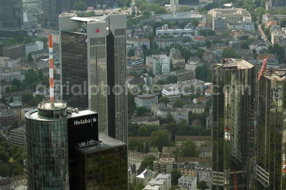 Frankfurt am Main from the bird's eye view: Blick auf die Skyline am Stadtzentrum mit dem Frankfurter Bankenviertel und den weithin sichtbaren Bürohochhäusern der Stadt.