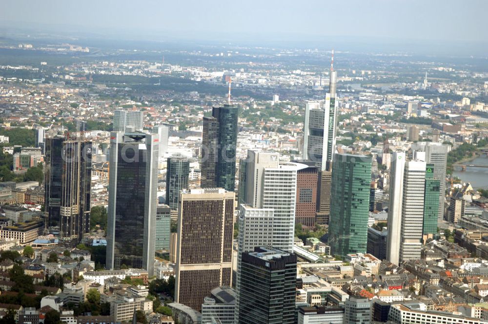 Aerial image Frankfurt am Main - Blick auf die Skyline am Stadtzentrum mit dem Frankfurter Bankenviertel und den weithin sichtbaren Bürohochhäusern der Stadt.