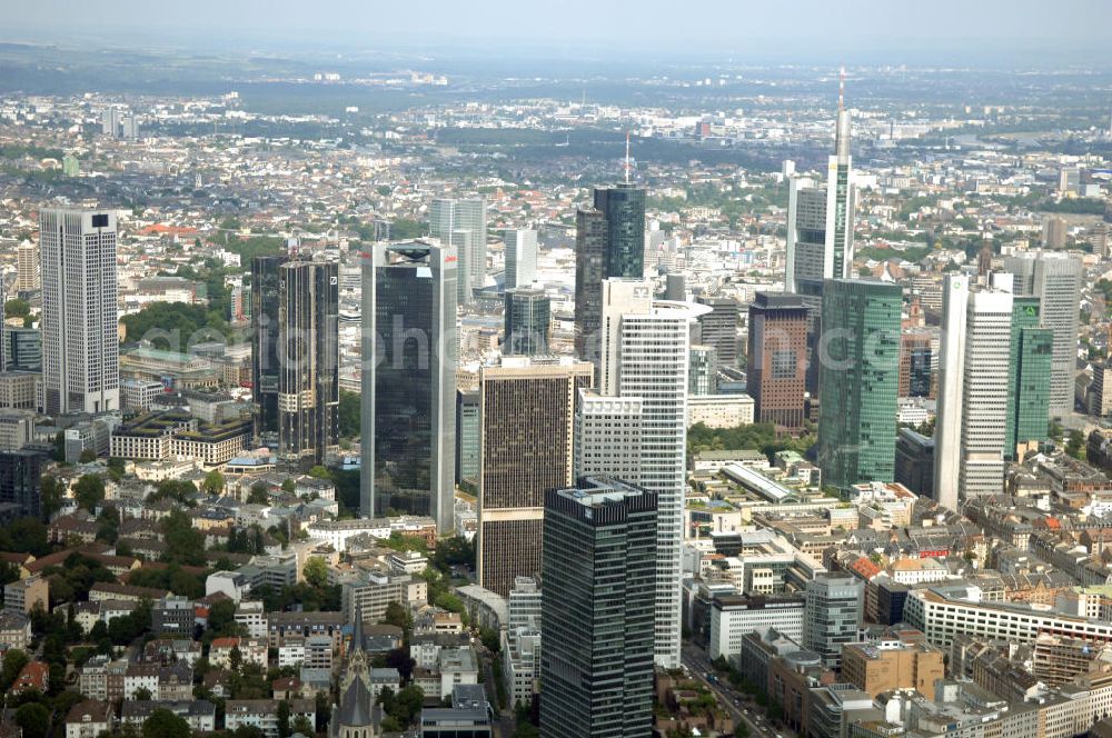 Aerial photograph Frankfurt am Main - Blick auf die Skyline am Stadtzentrum mit dem Frankfurter Bankenviertel und den weithin sichtbaren Bürohochhäusern der Stadt.