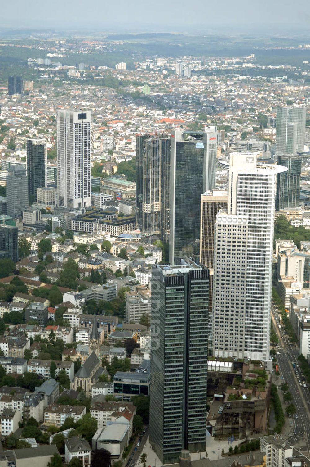 Frankfurt am Main from above - Blick auf die Skyline am Stadtzentrum mit dem Frankfurter Bankenviertel und den weithin sichtbaren Bürohochhäusern der Stadt.