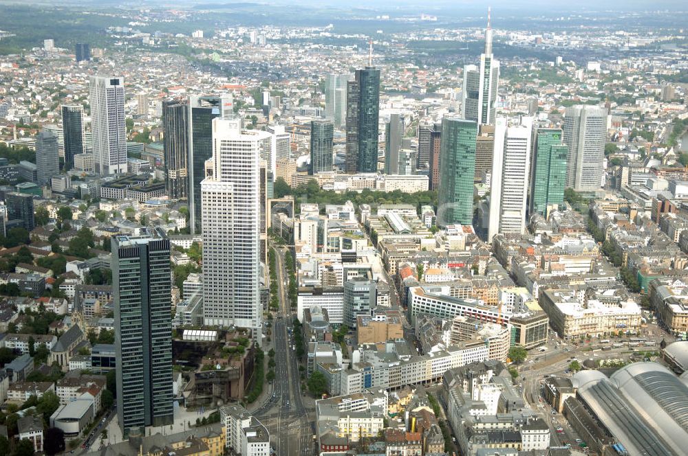 Frankfurt am Main from the bird's eye view: Blick auf die Skyline am Stadtzentrum mit dem Frankfurter Bankenviertel und den weithin sichtbaren Bürohochhäusern der Stadt.