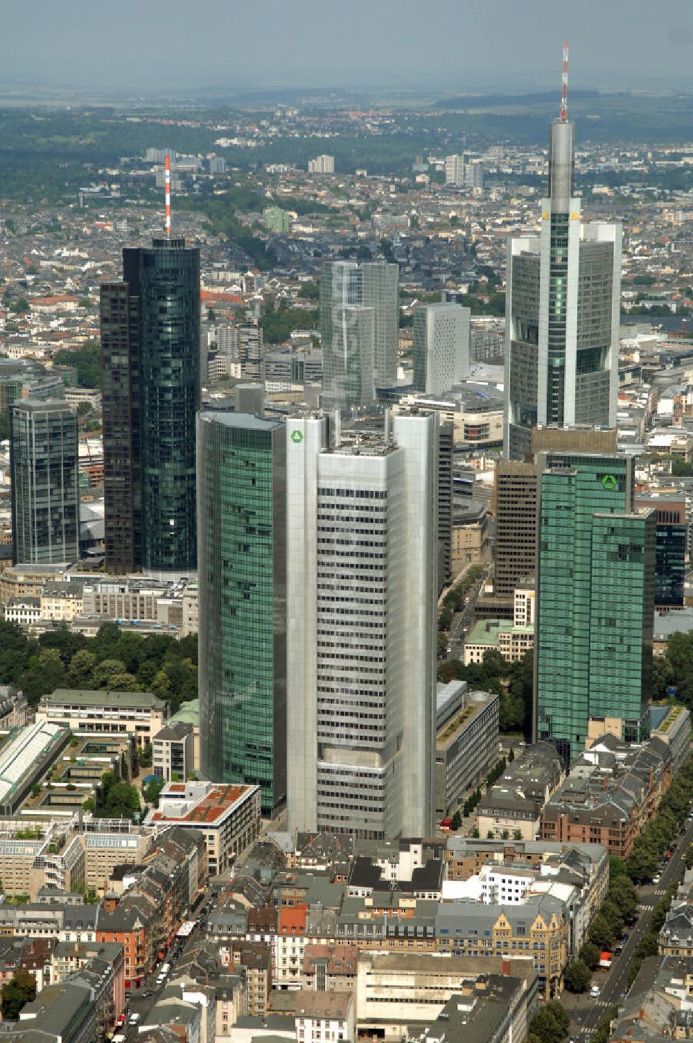 Aerial image Frankfurt am Main - Blick auf die Skyline am Stadtzentrum mit dem Frankfurter Bankenviertel und den weithin sichtbaren Bürohochhäusern der Stadt.