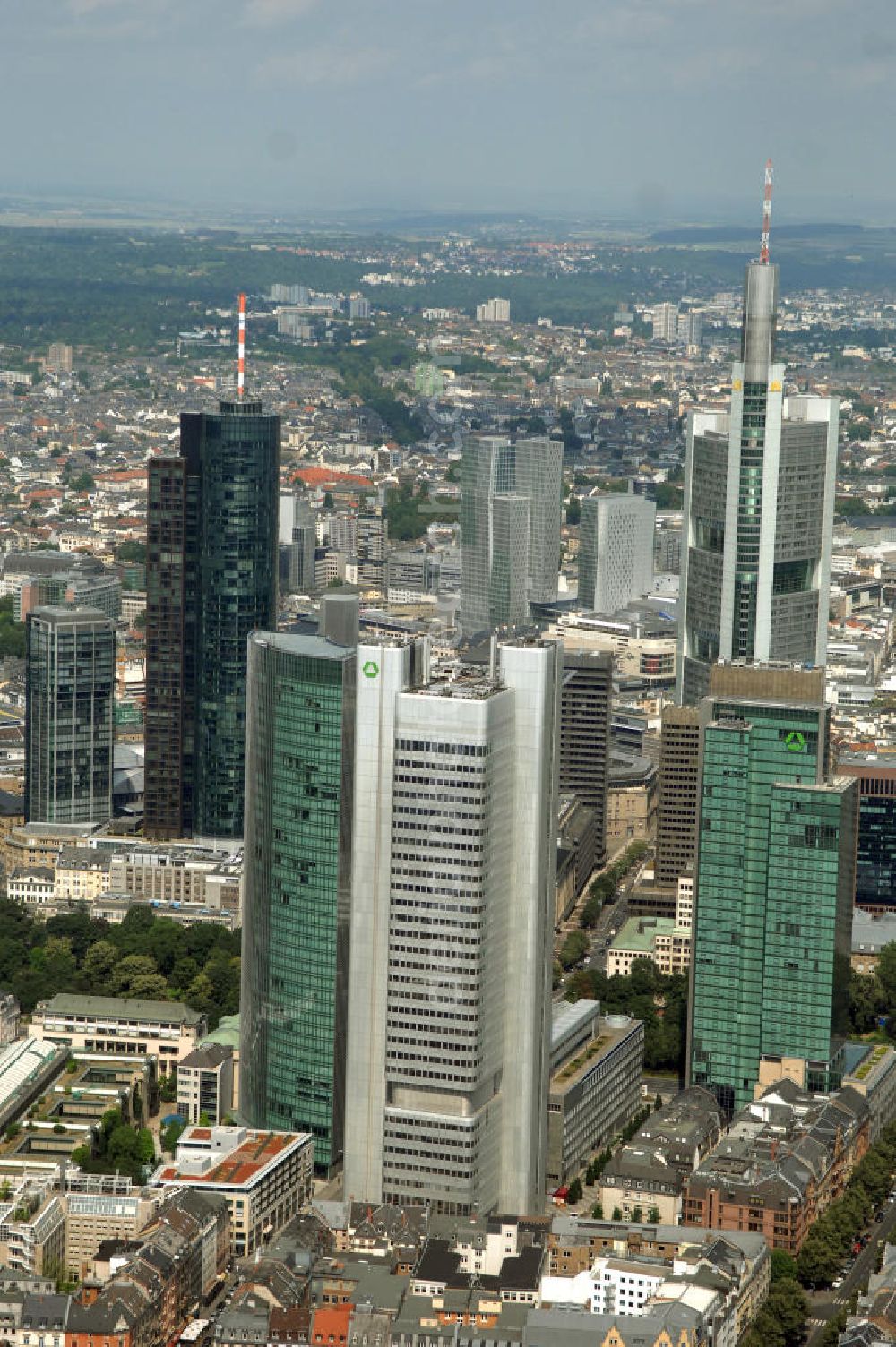 Aerial photograph Frankfurt am Main - Blick auf die Skyline am Stadtzentrum mit dem Frankfurter Bankenviertel und den weithin sichtbaren Bürohochhäusern der Stadt.