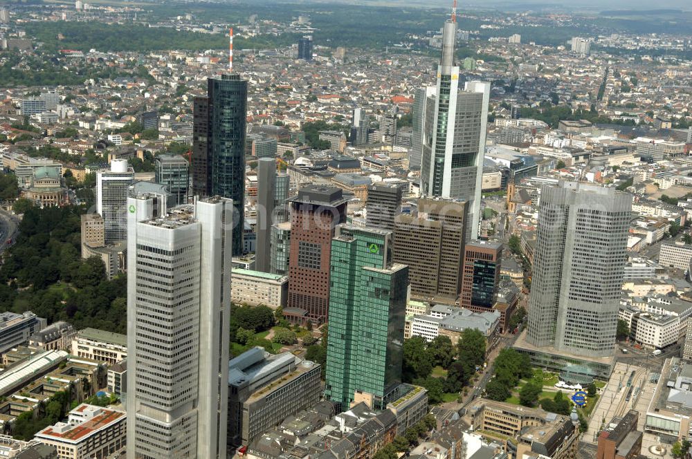 Frankfurt am Main from above - Blick auf die Skyline am Stadtzentrum mit dem Frankfurter Bankenviertel und den weithin sichtbaren Bürohochhäusern der Stadt.