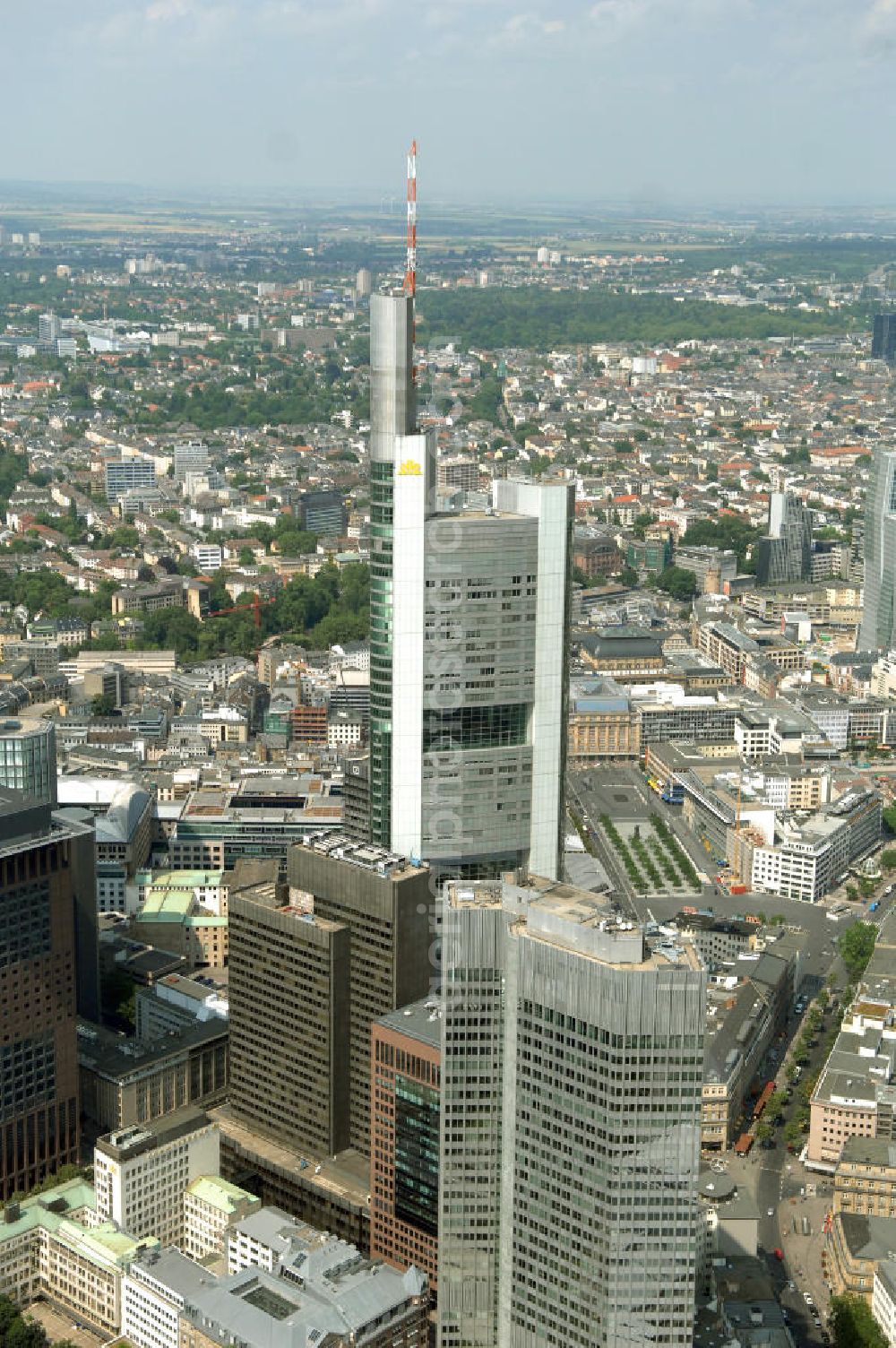 Frankfurt am Main from the bird's eye view: Blick auf die Skyline am Stadtzentrum mit dem Frankfurter Bankenviertel und den weithin sichtbaren Bürohochhäusern der Stadt.