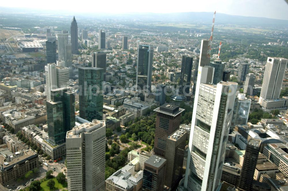 Aerial image Frankfurt am Main - Blick auf die Skyline am Stadtzentrum mit dem Frankfurter Bankenviertel und den weithin sichtbaren Bürohochhäusern der Stadt.