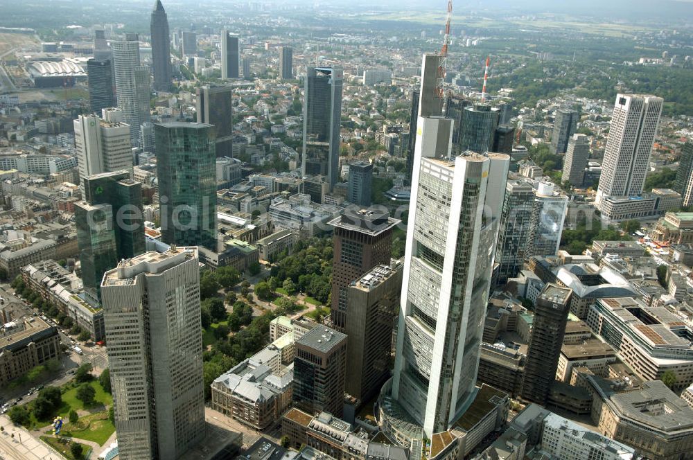 Aerial photograph Frankfurt am Main - Blick auf die Skyline am Stadtzentrum mit dem Frankfurter Bankenviertel und den weithin sichtbaren Bürohochhäusern der Stadt.